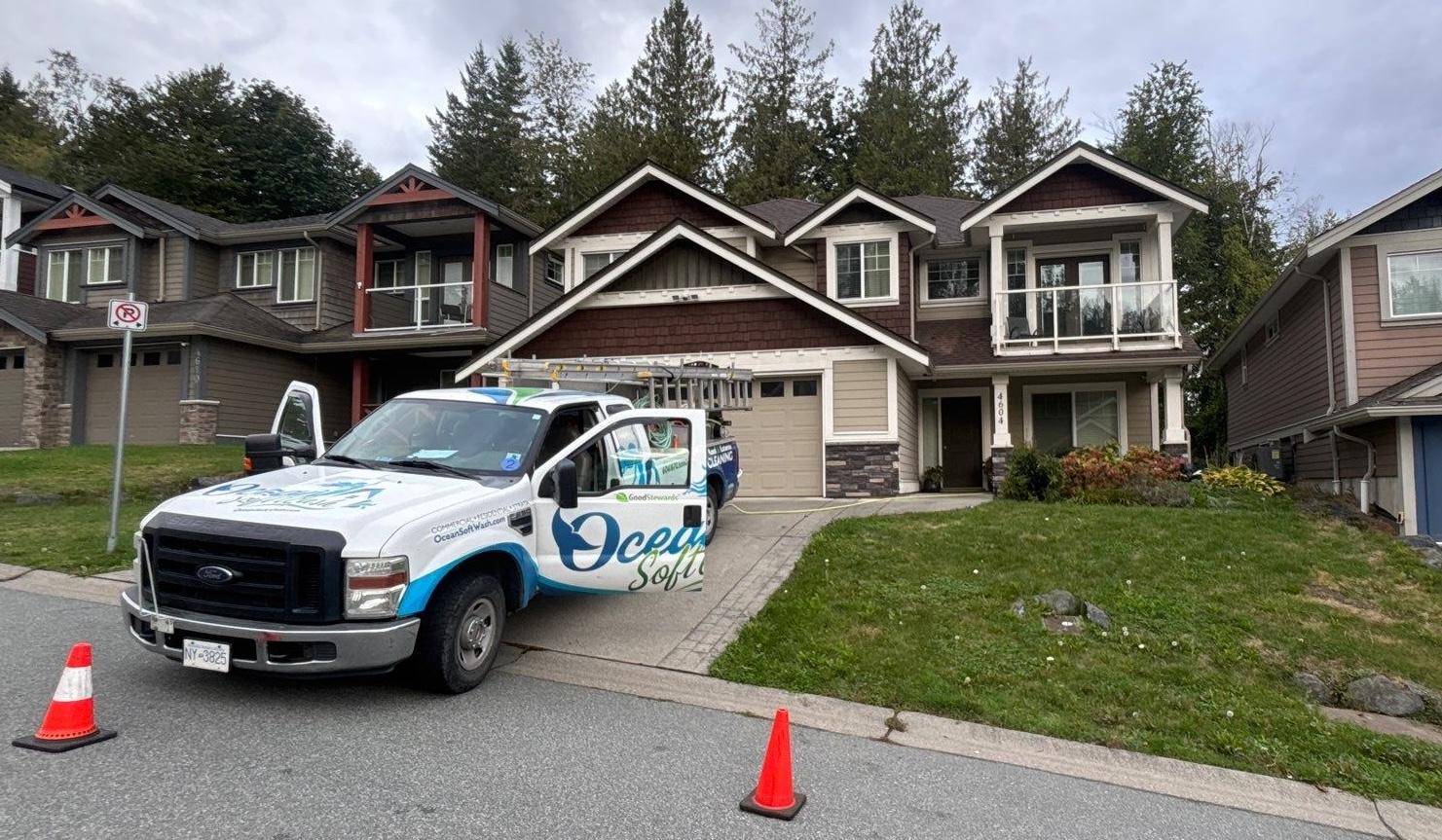 softwash roof moss clean and house siding wash maple ridge